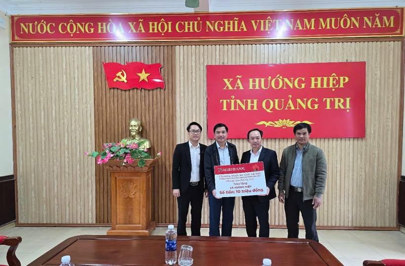 AGRIBANK ĐAKRÔNG TRAO TẶNG QUÀ TẾT CHO HỘ NGHÈO, GIA ĐÌNH CHÍNH SÁCH