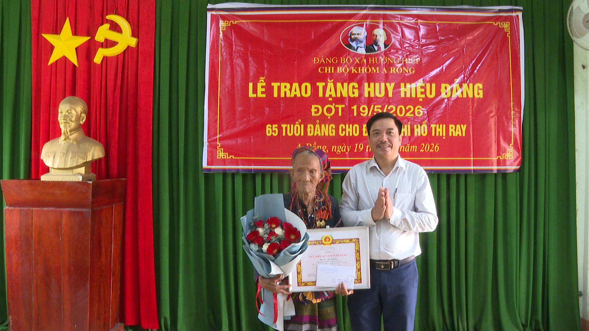 Trao Huy hiệu 80 năm tuổi Đảng – Tôn vinh những cống hiến trọn đời vì Đảng, vì Nhân dân
