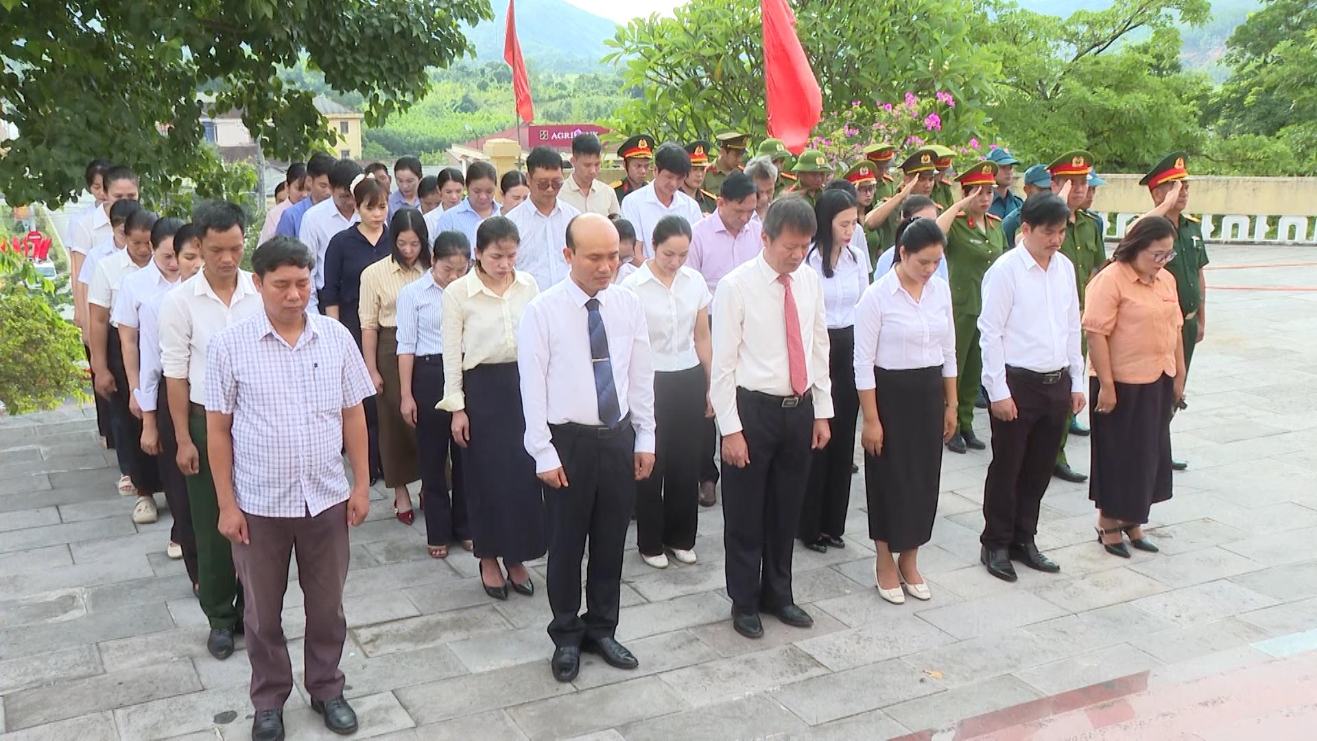 Hướng Hiệp: Dâng hương, dâng hoa tưởng niệm các anh hùng liệt sĩ