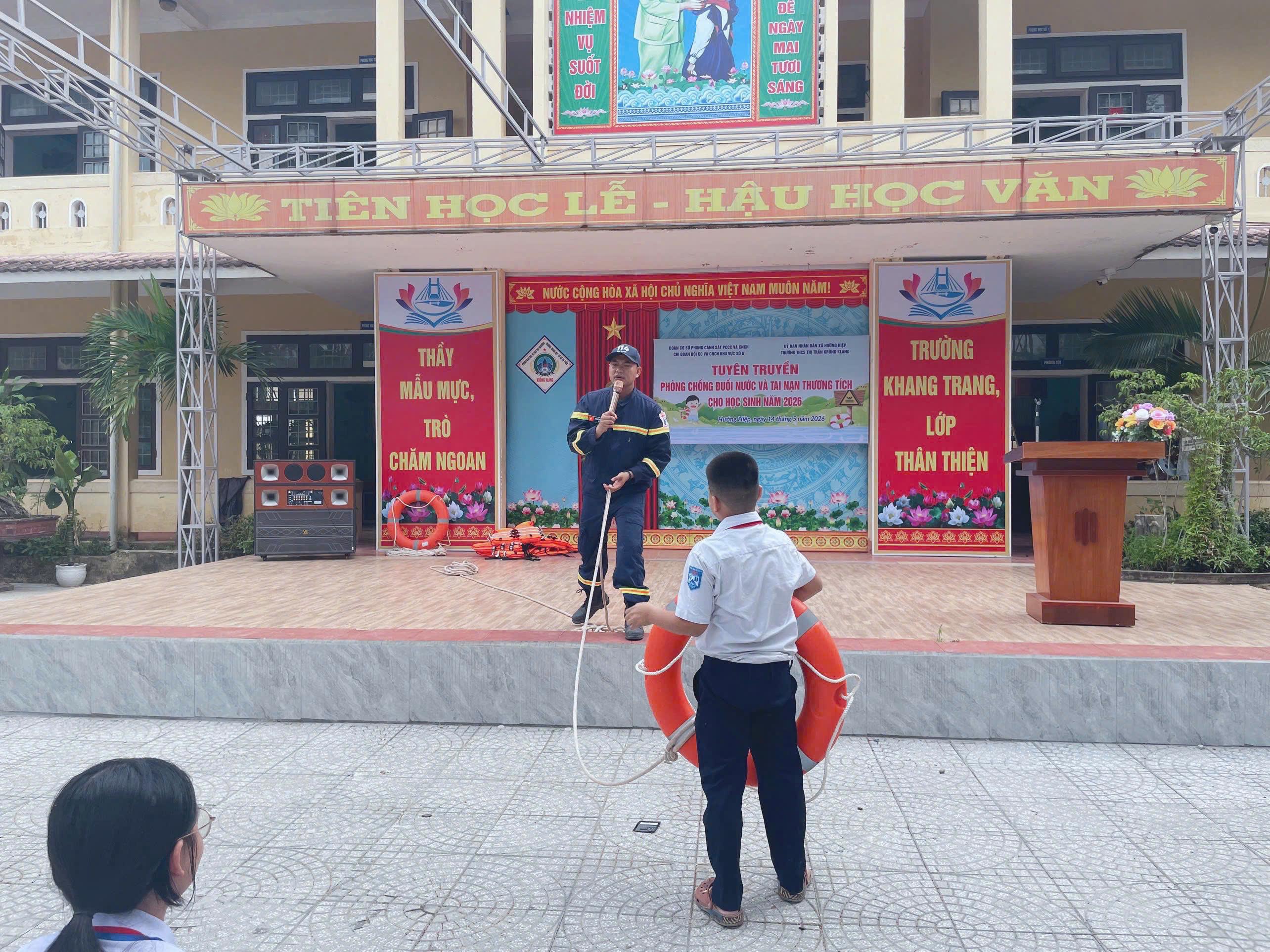 Tuyên truyền, hướng dẫn kỹ năng phòng, chống đuối nước cho học sinh