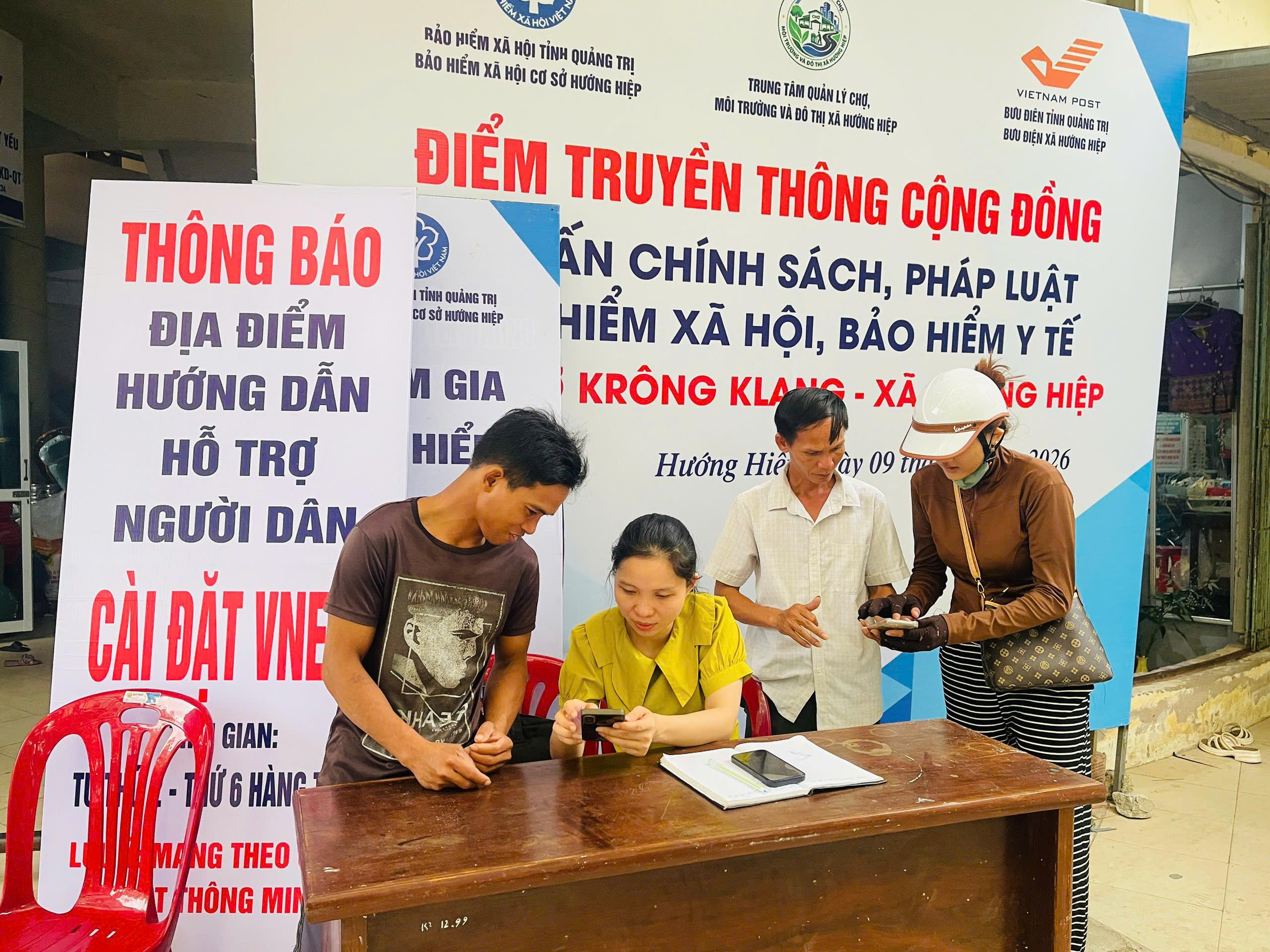 Hỗ trợ cài đặt VNeID tại khu vực cổng chính chợ trung tâm xã Hướng Hiệp