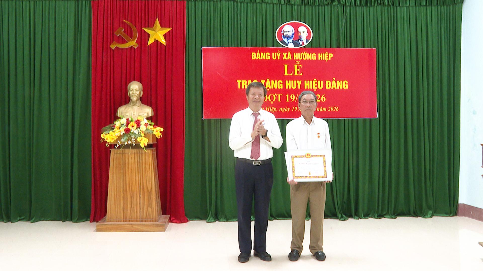 Hướng Hiệp: Trao tặng Huy hiệu Đảng đợt 19/5
