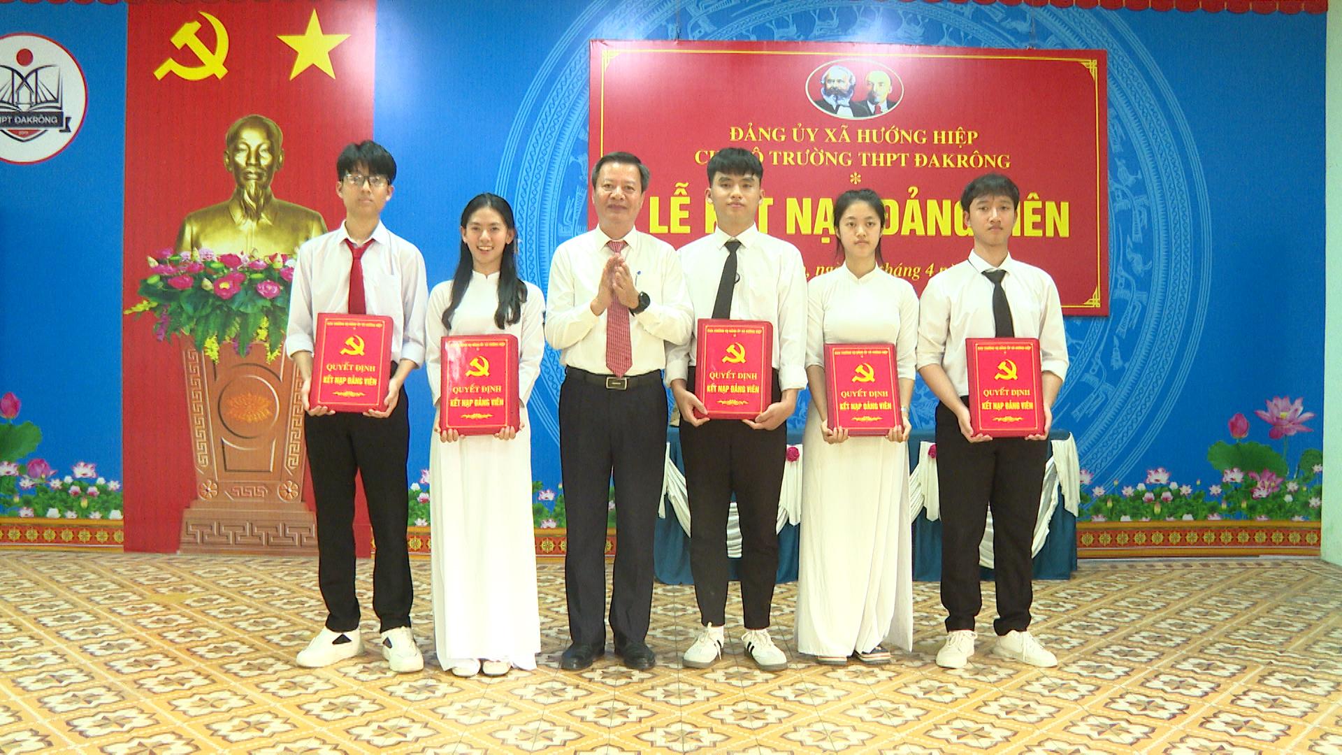 Hướng Hiệp: Kết nạp 05 đảng viên 18 tuổi trong trường học