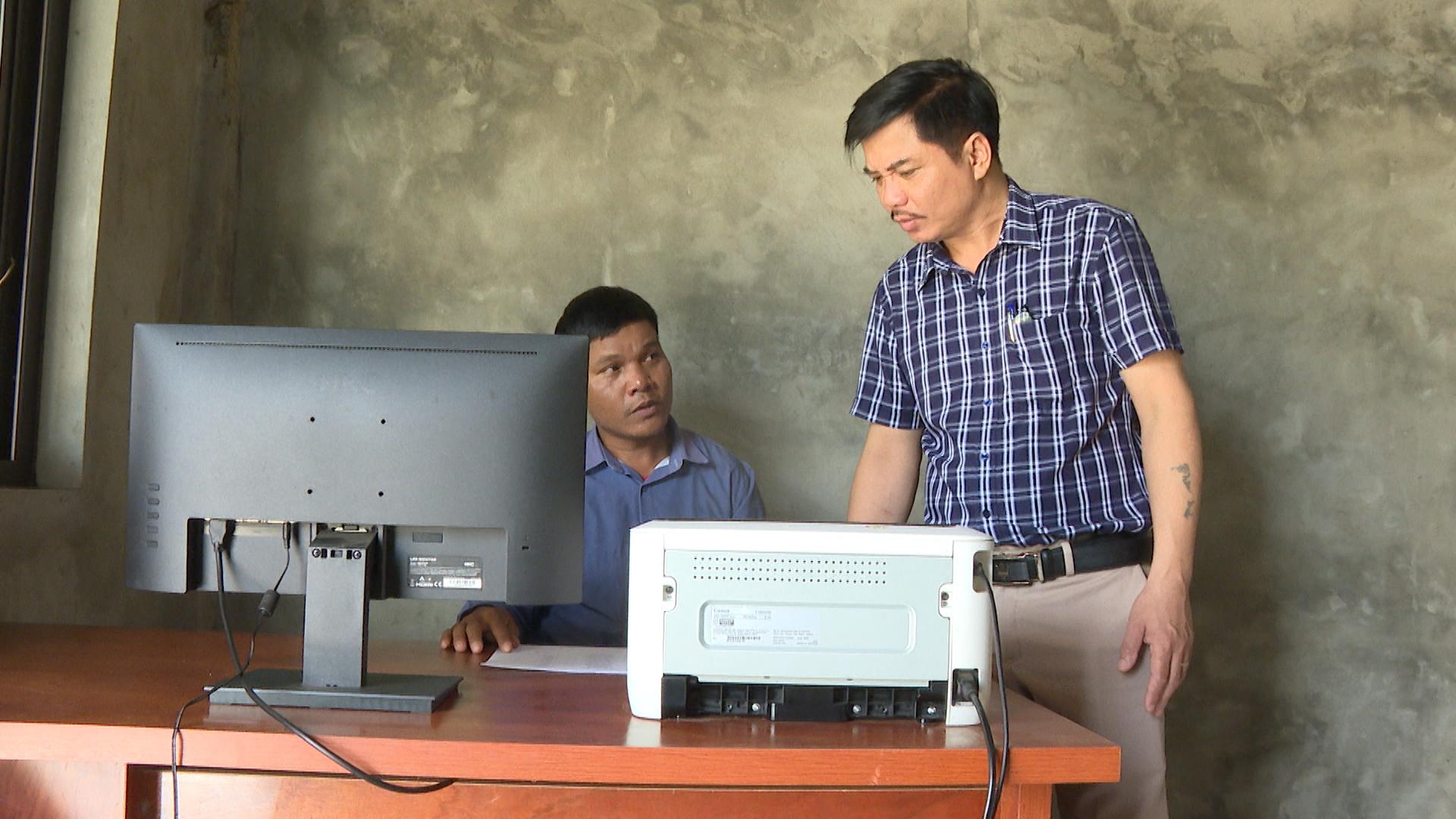 Hướng Hiệp: Kiểm tra việc bảo quản, sử dụng máy tính của các trưởng thôn, khóm trên địa bàn