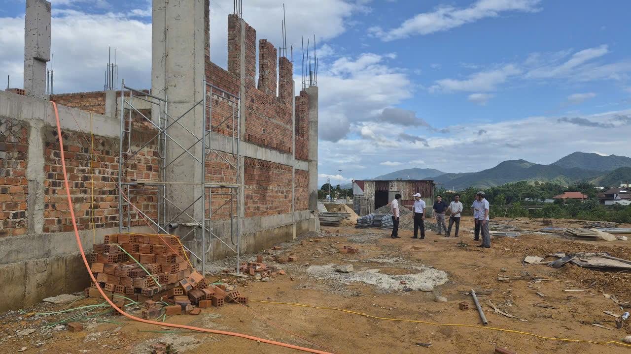 Hướng Hiệp: Bàn phương án giải quyết khó khăn, vướng mắc đẩy nhanh tiến độ thi công công trình