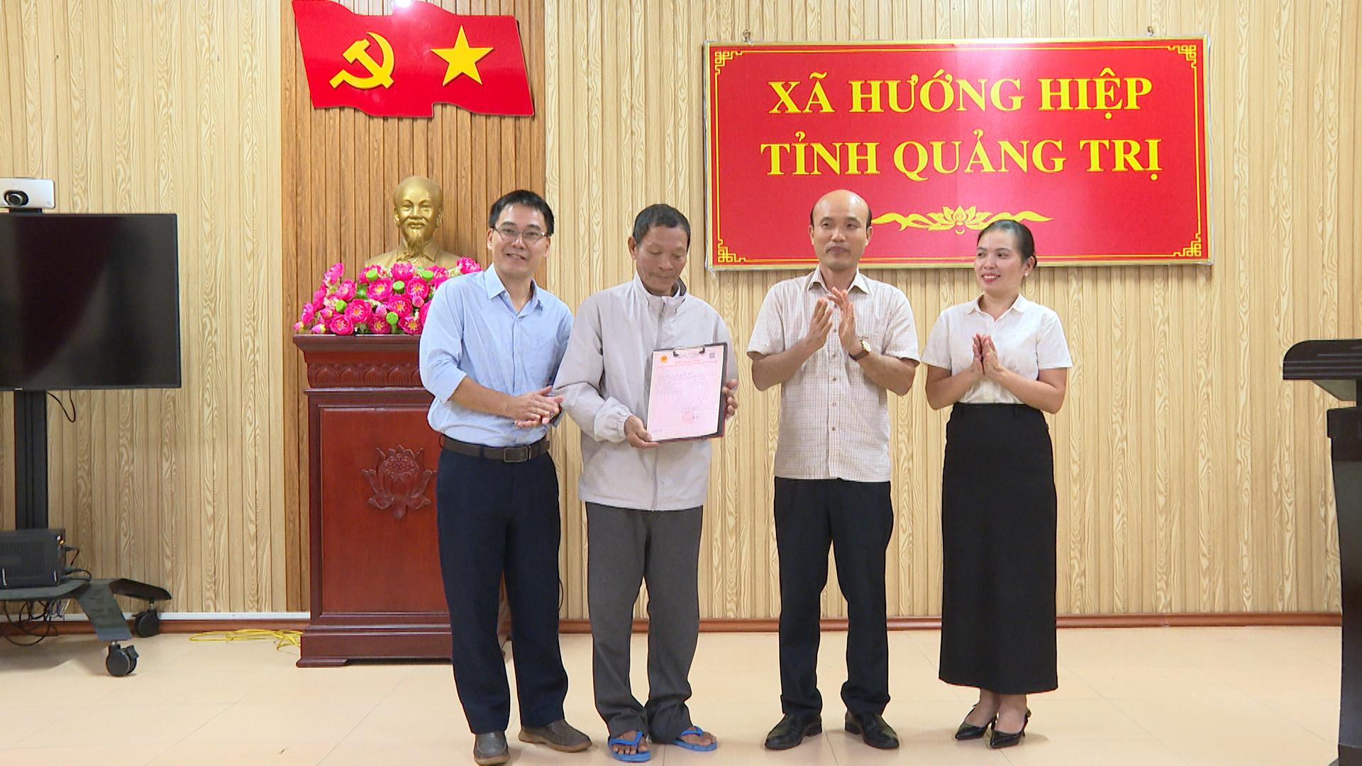 Hướng Hiệp: Trao giấy chứng nhận quyền sử dụng đất cho Niệm Phật đường
