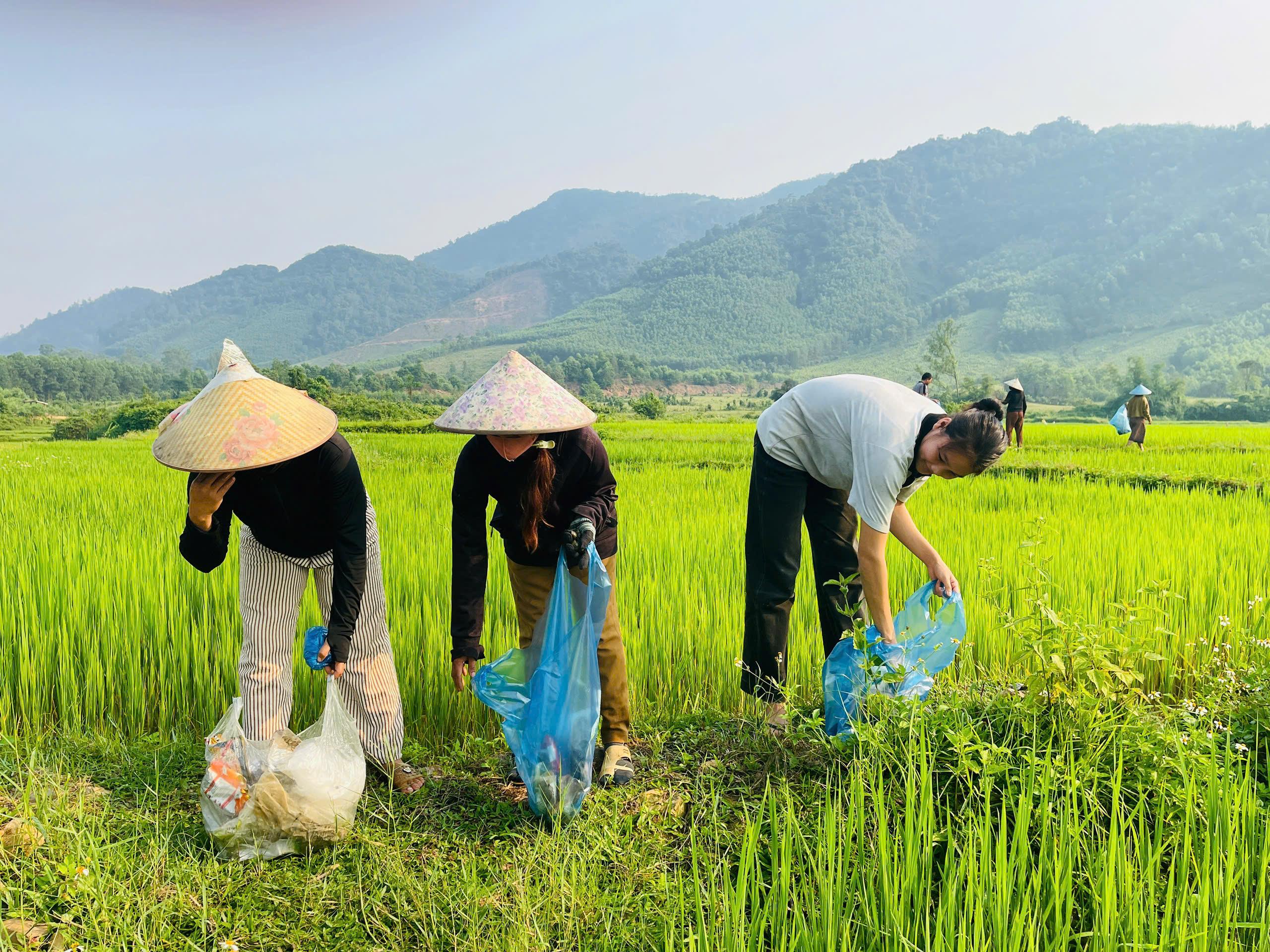 Tổ chức Lễ phát động thu gom rác thải, bao gói thuốc bảo vệ thực vật trên các cánh đồng thôn khóm