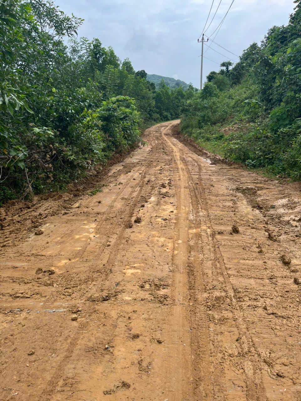 Hướng Hiệp: Khẩn trương khắc phục các tuyến đường bị đất đá vùi lấp do mưa lớn