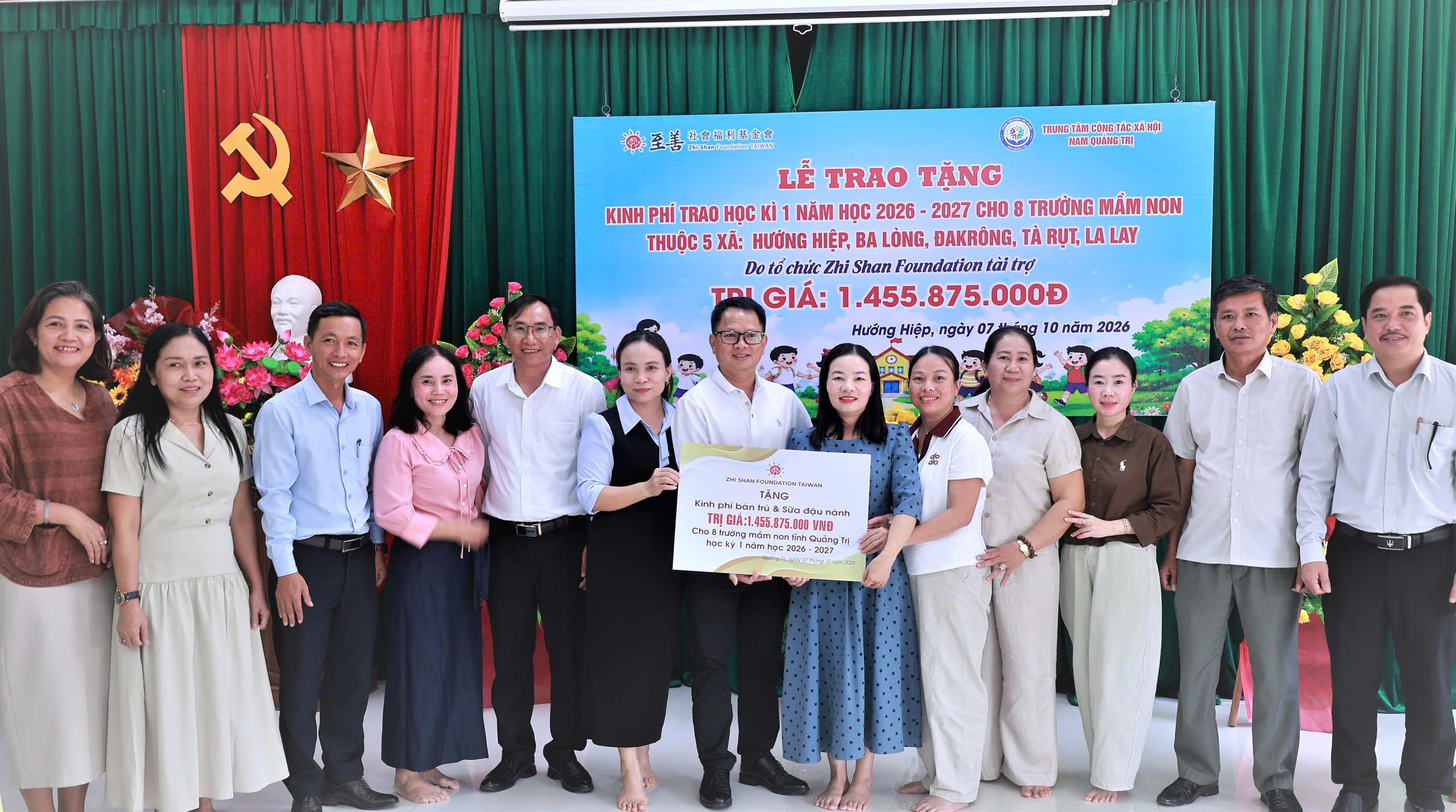 Trao hơn 1,45 tỷ đồng hỗ trợ kinh phí bán trú cho 8 trường mầm non vùng khó khăn