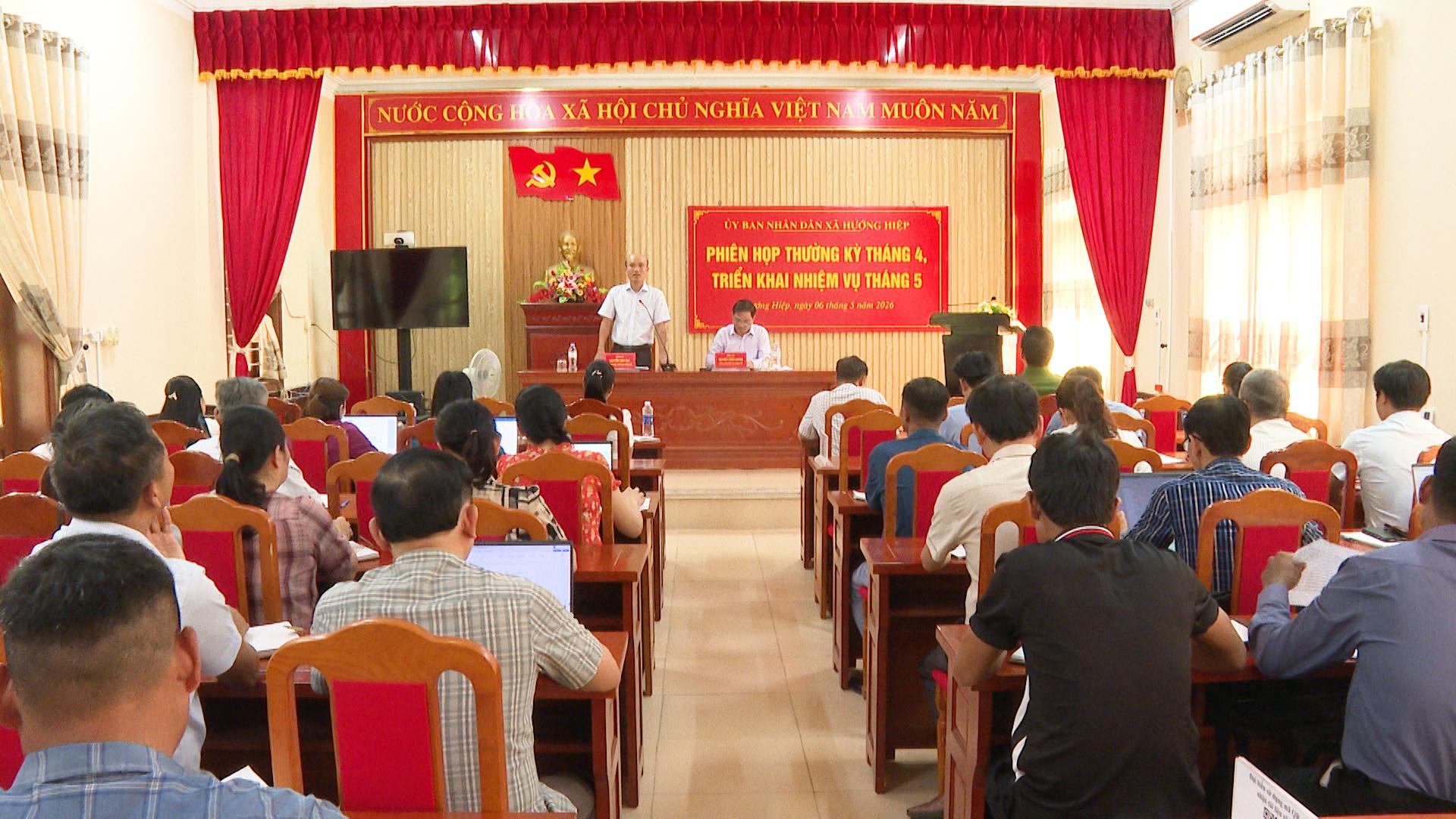 Hướng Hiệp: UBND xã họp phiên thường kỳ tháng 4