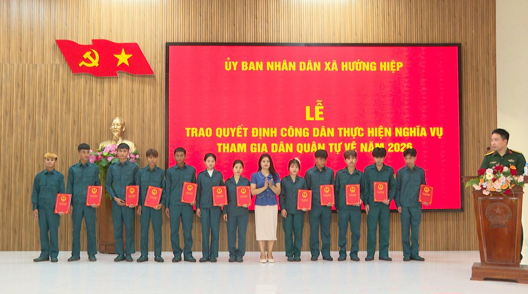 Trao quyết định công dân thực hiện nghĩa vụ tham gia Dân quân Tự vệ năm 2026