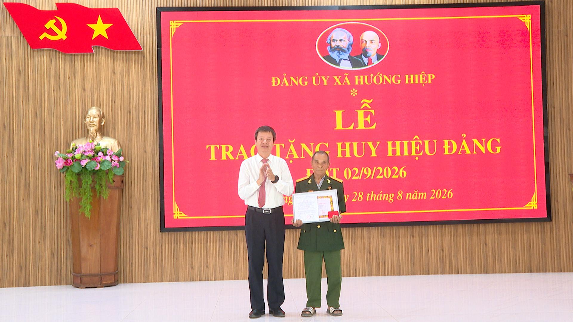 Hướng Hiệp: Trao tặng Huy hiệu Đảng đợt 02/9/2026